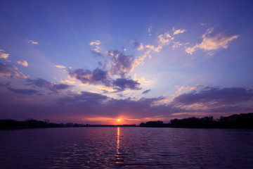 160cm、45kg的男生该如何穿衣搭配啊、春、夏、秋季。